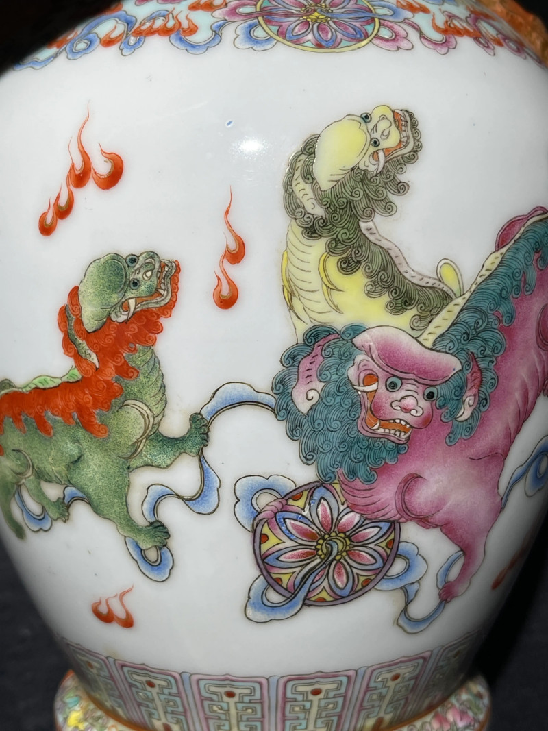 50年代 粉彩狮子绣球纹铺首尊 - 图5