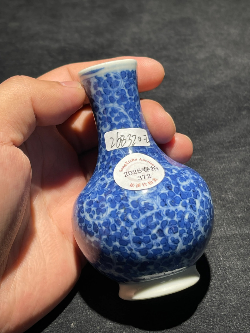清晚期 青花花卉纹小天球瓶一对 - 图12