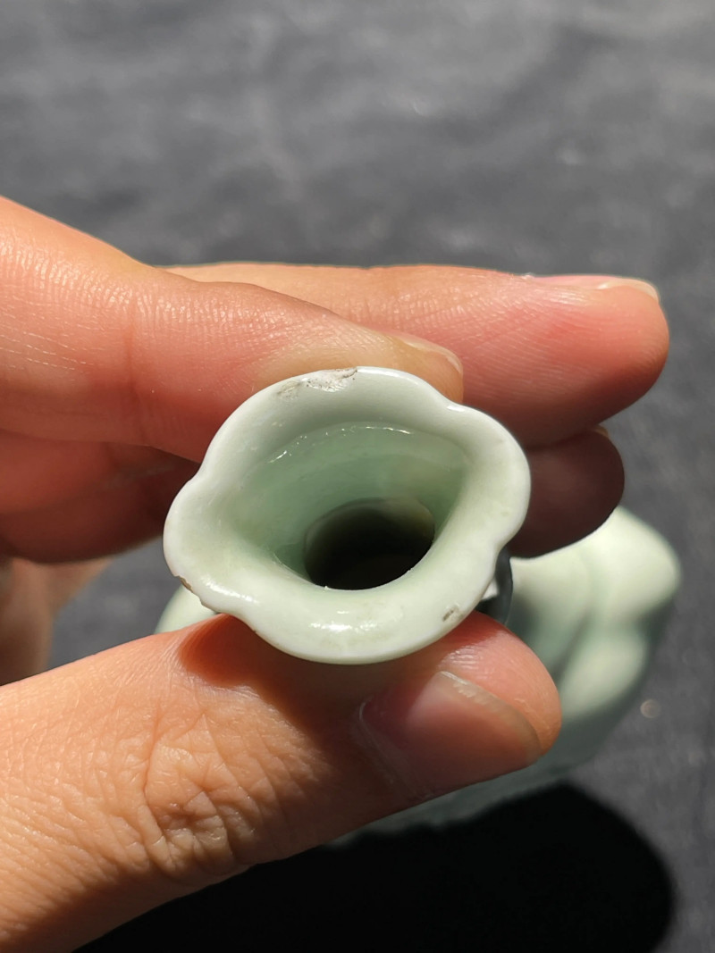 清乾隆 粉青釉螭龙海棠瓶一对 - 图19