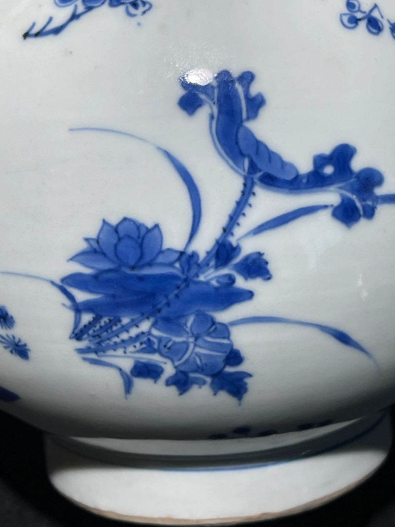 明崇祯 青花折枝花卉纹蒜头瓶 - 图7