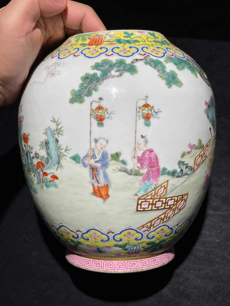 清嘉庆 粉彩婴戏纹瓶 - 图4