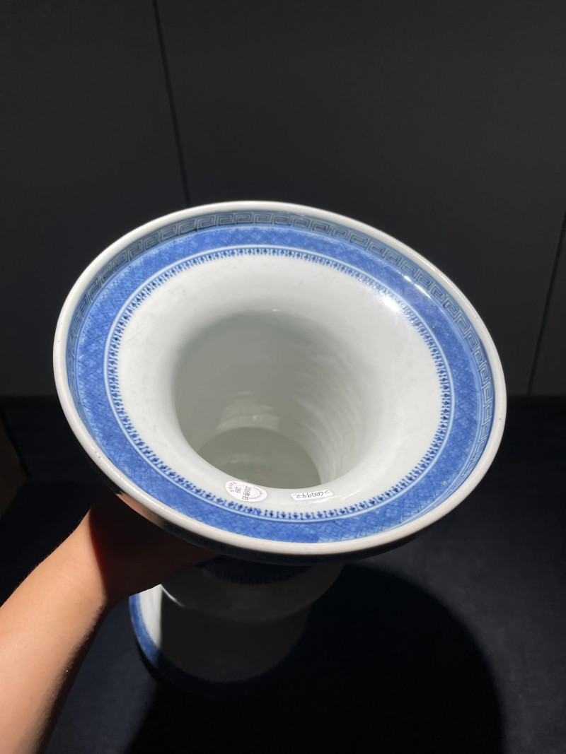 清乾隆 青花几何纹花觚一对 - 图15
