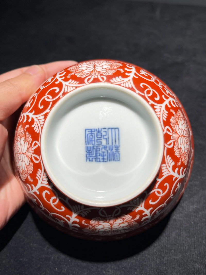 清乾隆 盖雪红缠枝莲纹碗 - 图9