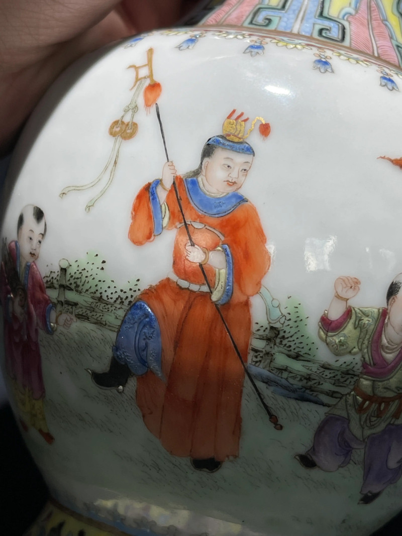 民国 粉彩婴戏纹双耳瓶一对 - 图18