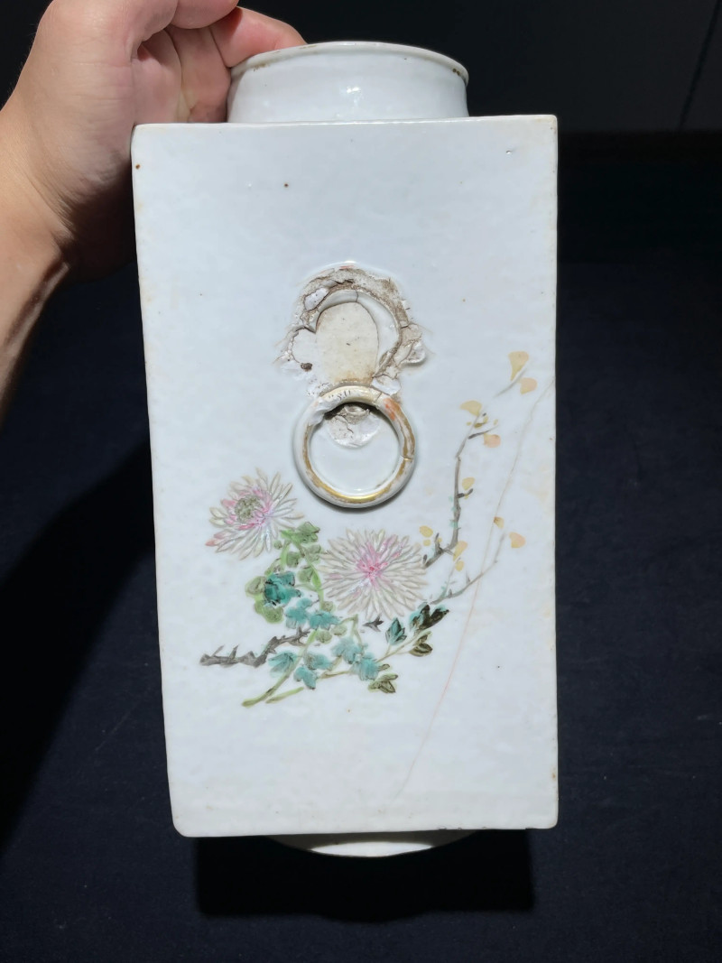 清晚期 浅绛彩山水花卉纹琮式瓶 - 图5