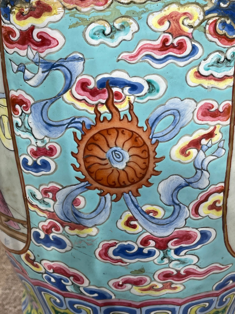 清乾隆 粉彩仕女纹大瓶一对 - 图10