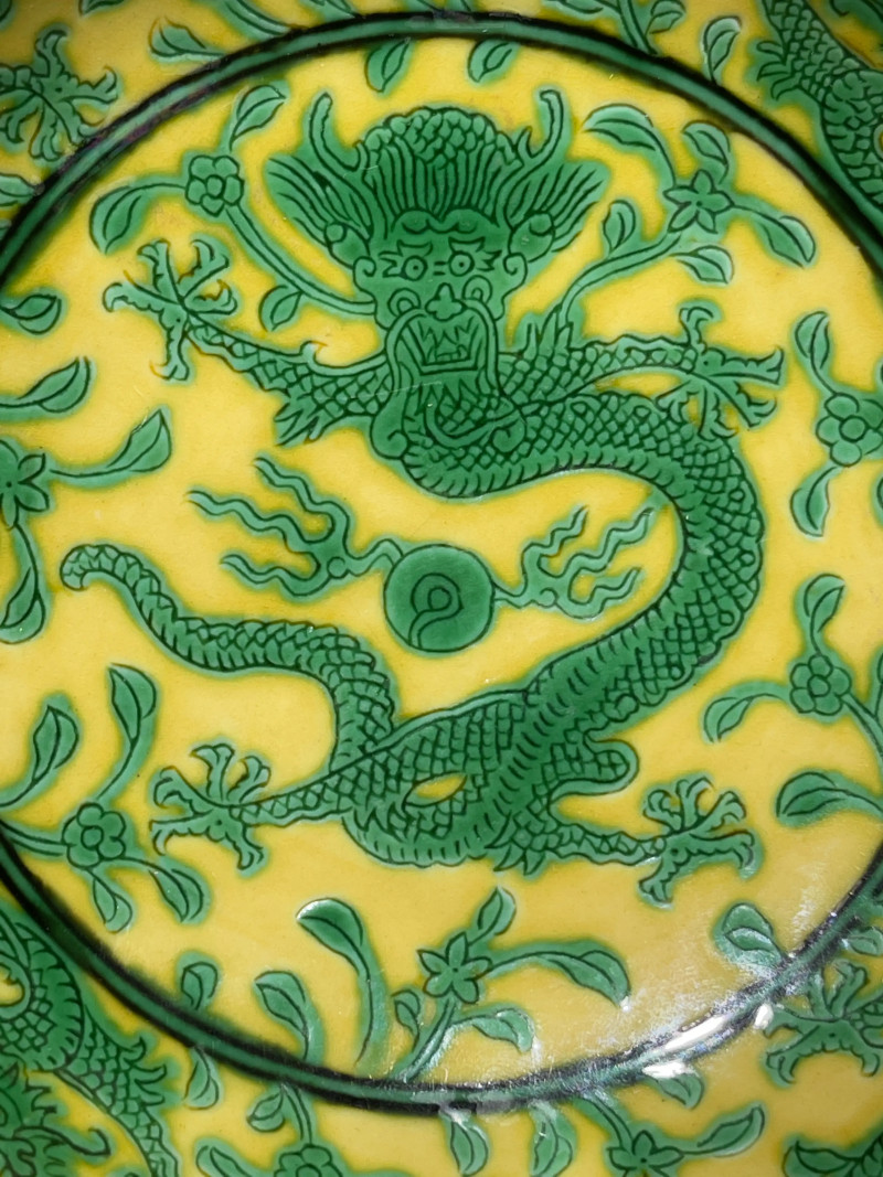 清道光 黄地绿彩龙纹花口盘 - 图3