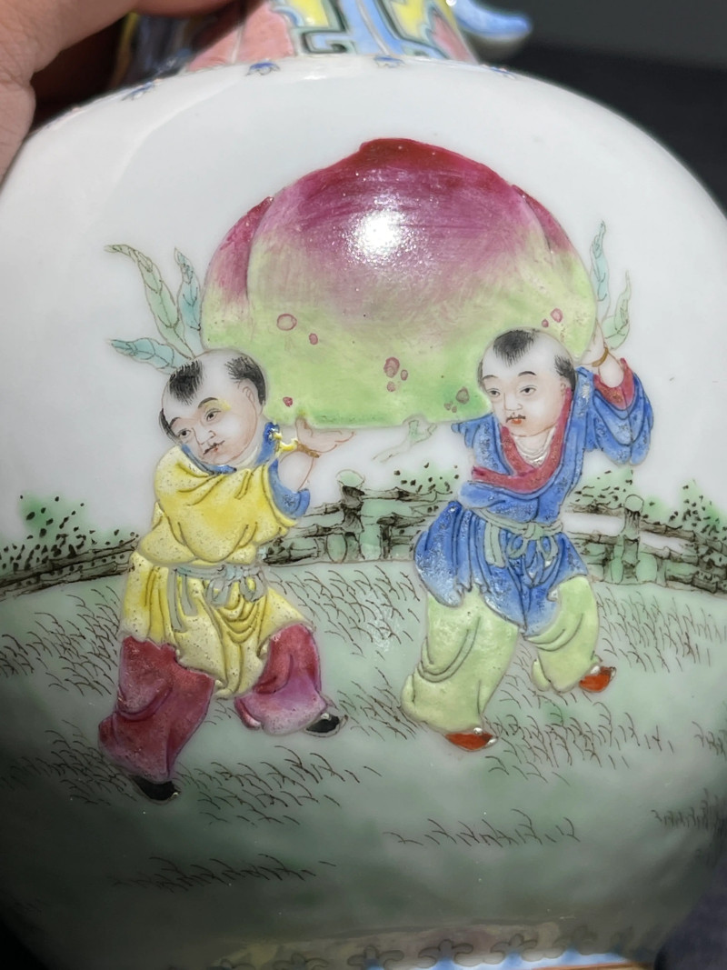 民国 粉彩婴戏纹双耳瓶一对 - 图8