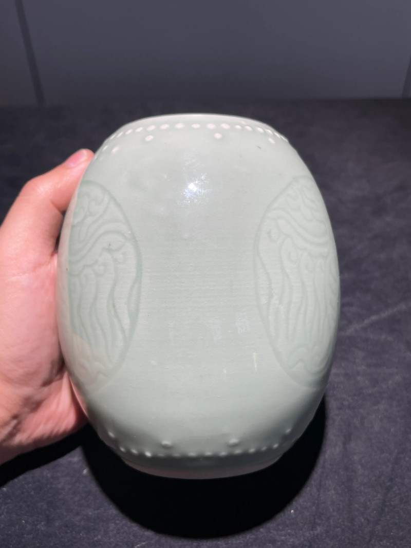 清晚期 豆青釉暗刻团凤纹橄榄尊 - 图3