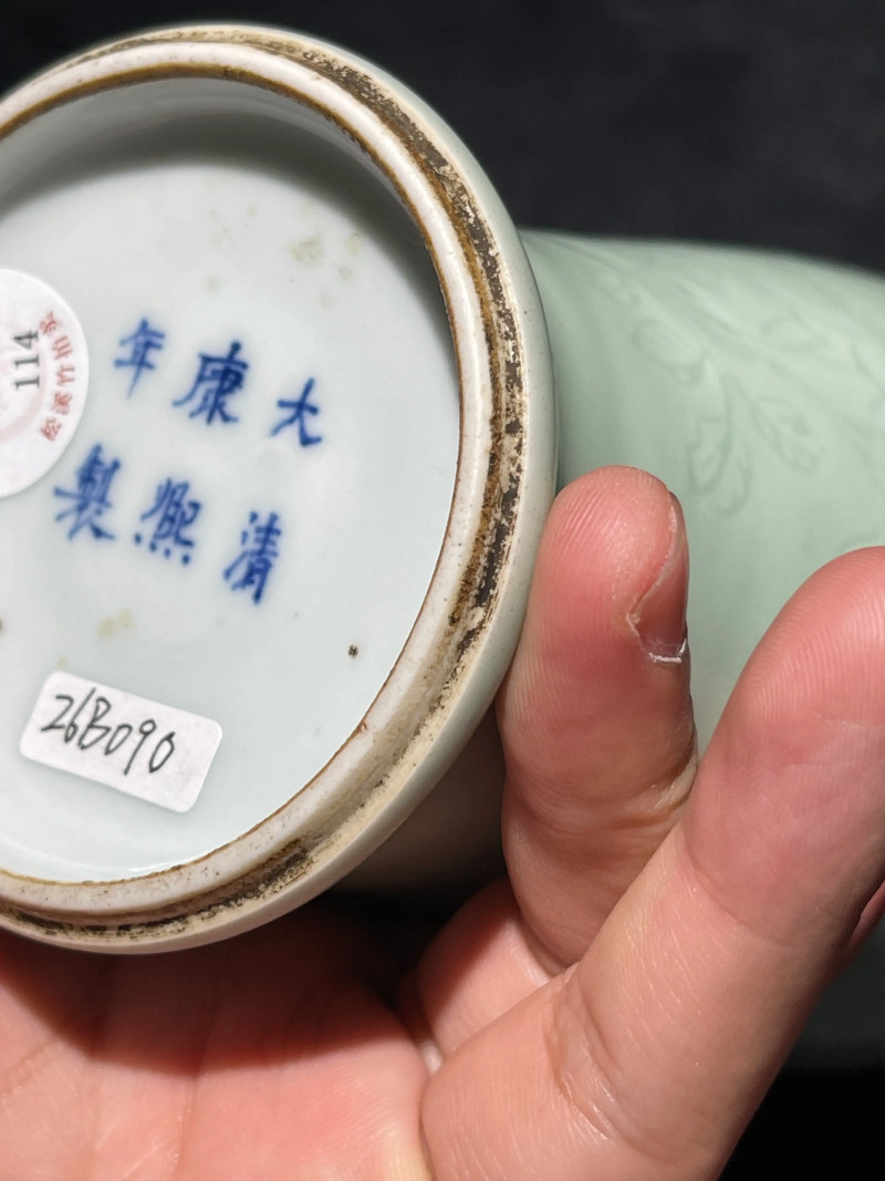 清康熙 青釉暗刻花卉纹观音瓶 - 图11