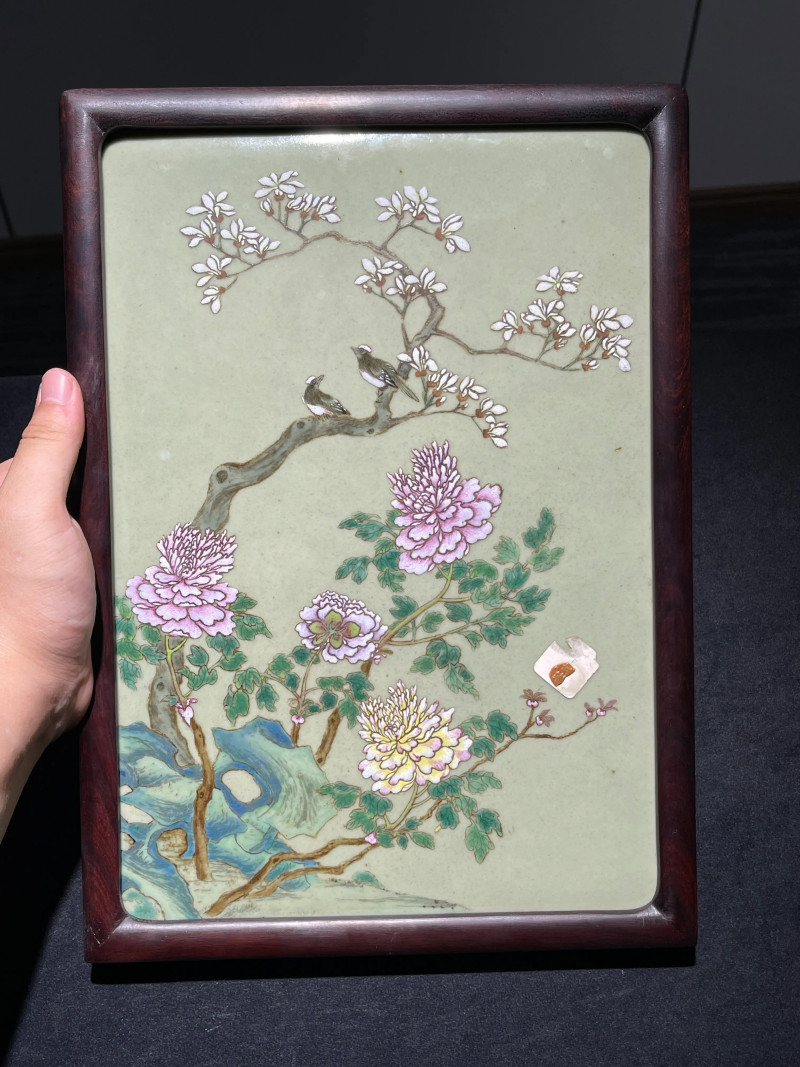 清乾隆 豆青地粉彩花鸟纹瓷板 - 图2