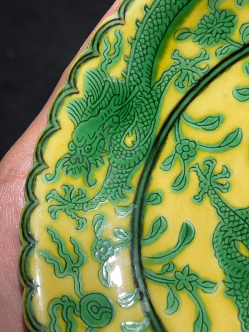 清道光 黄地绿彩龙纹花口盘 - 图4