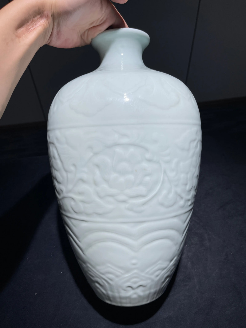 解放初 青白釉模印花卉纹梅瓶 - 图2