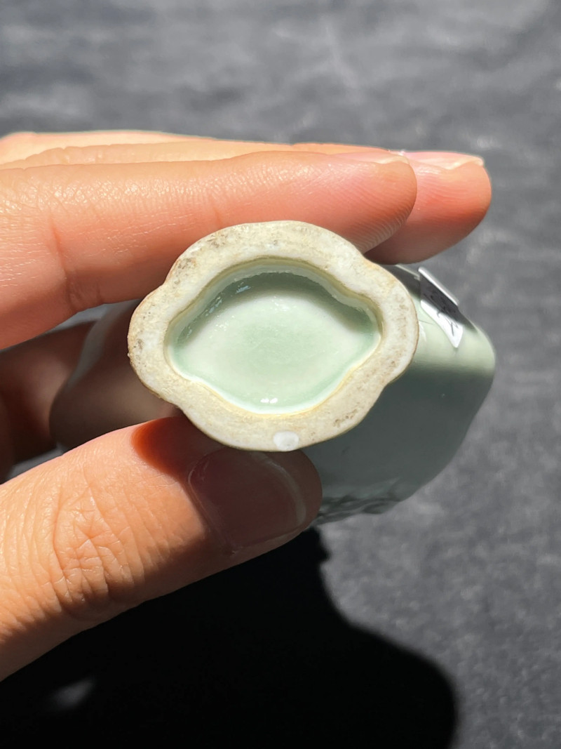 清乾隆 粉青釉螭龙海棠瓶一对 - 图21
