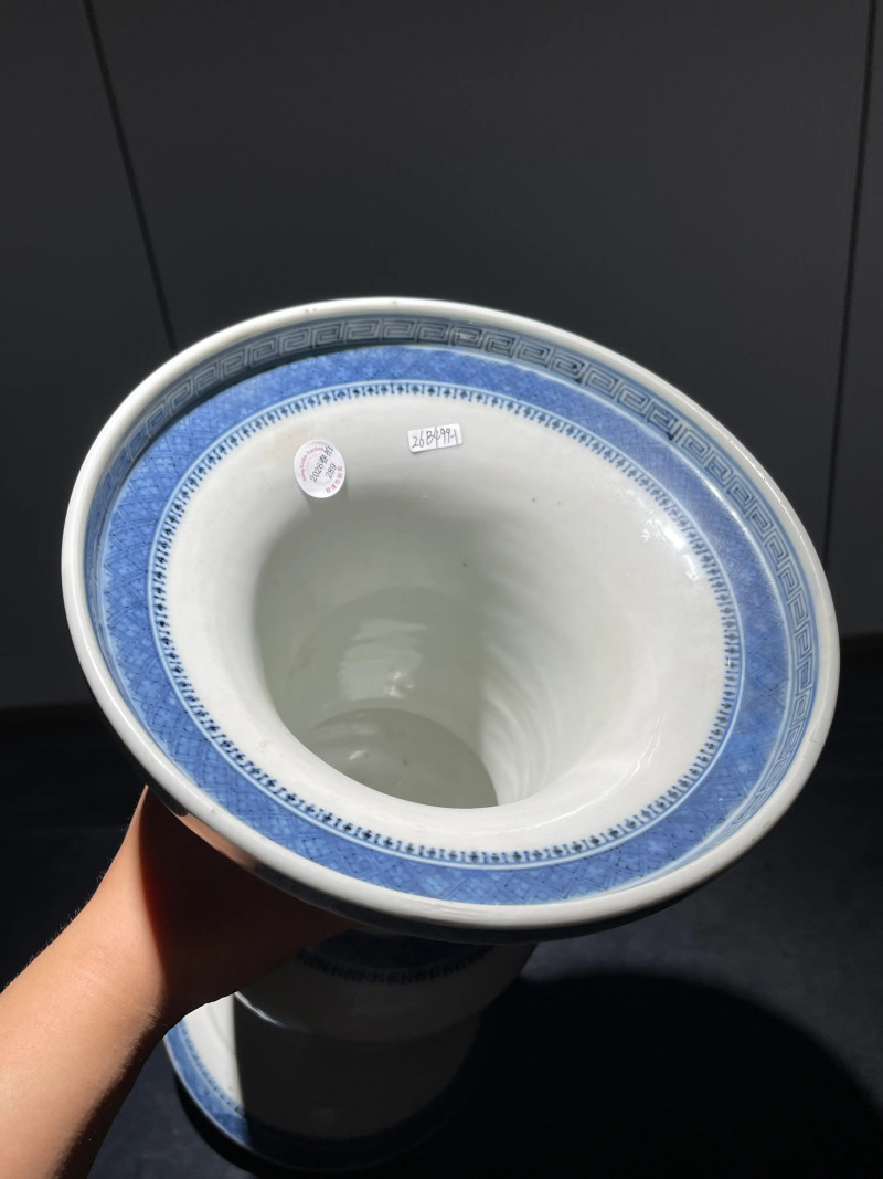 清乾隆 青花几何纹花觚一对 - 图6