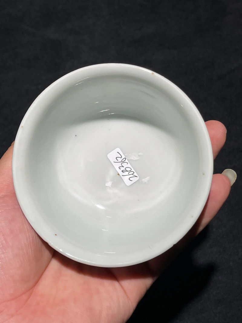 明晚期 青花人物暗刻万字纹杯 - 图6