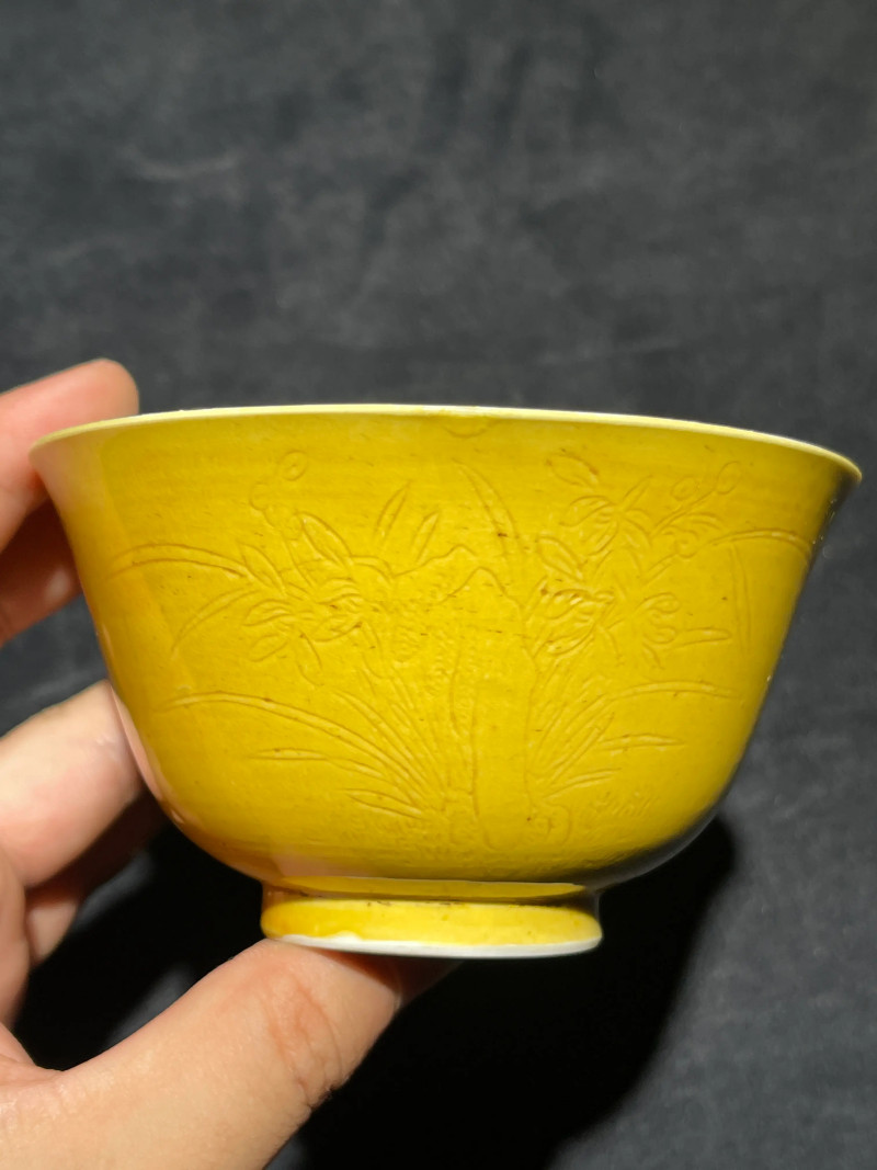 清同治 黄釉暗刻兰石图茶圆 - 图2