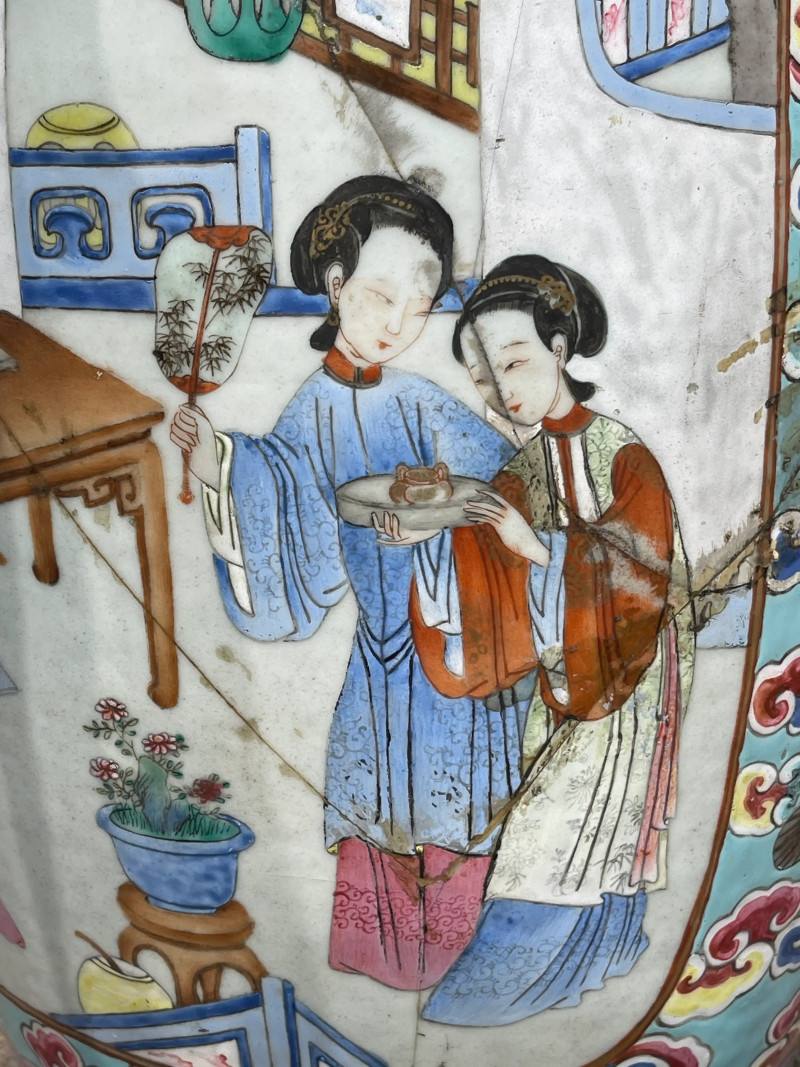 清乾隆 粉彩仕女纹大瓶一对 - 图12