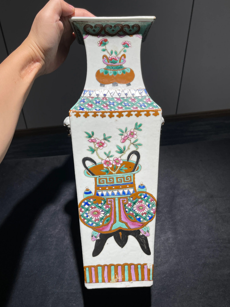 清晚期 粉彩博古插花纹双耳方瓶 - 图2