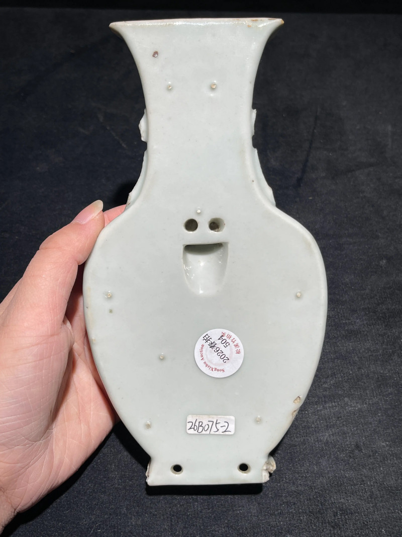 清乾隆 粉彩人物纹壁瓶一对 - 图18