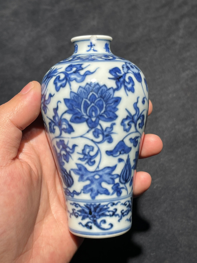 清雍正 青花缠枝花卉纹梅瓶 - 图2