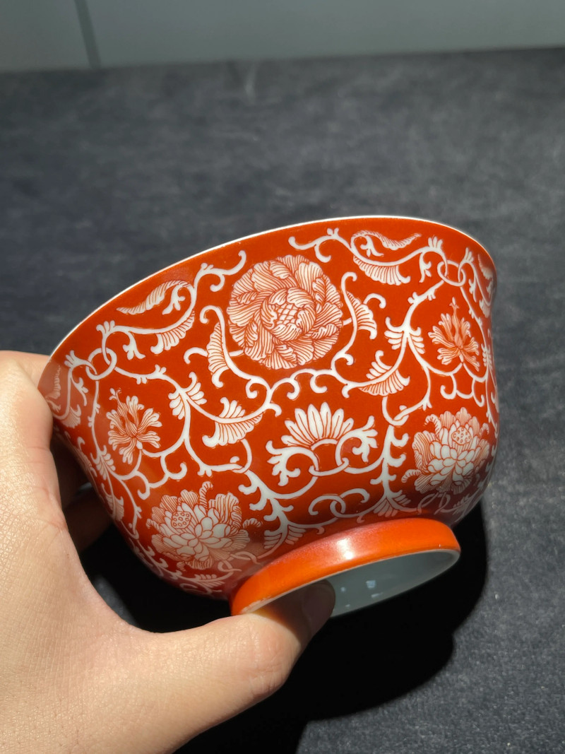 清乾隆 盖雪红缠枝莲纹碗 - 图2