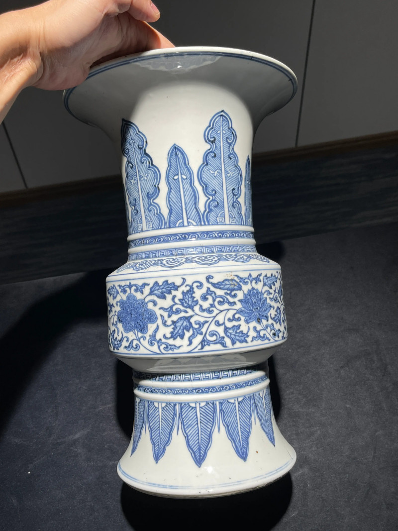 清乾隆 青花缠枝莲纹花觚 - 图3