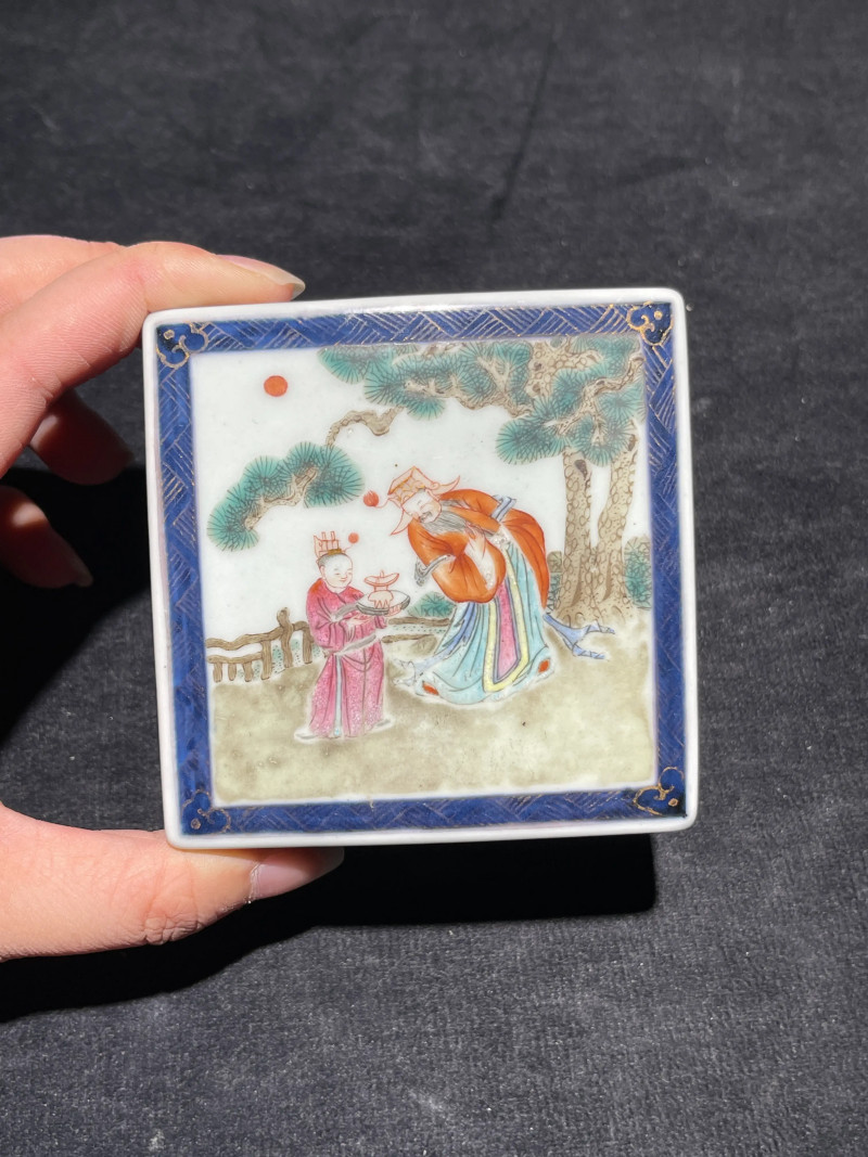 清乾隆 青花粉彩加官进爵纹方印盒 - 图4