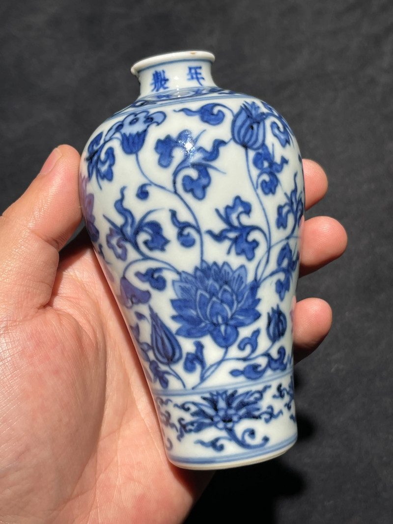 清雍正 青花缠枝花卉纹梅瓶 - 图3