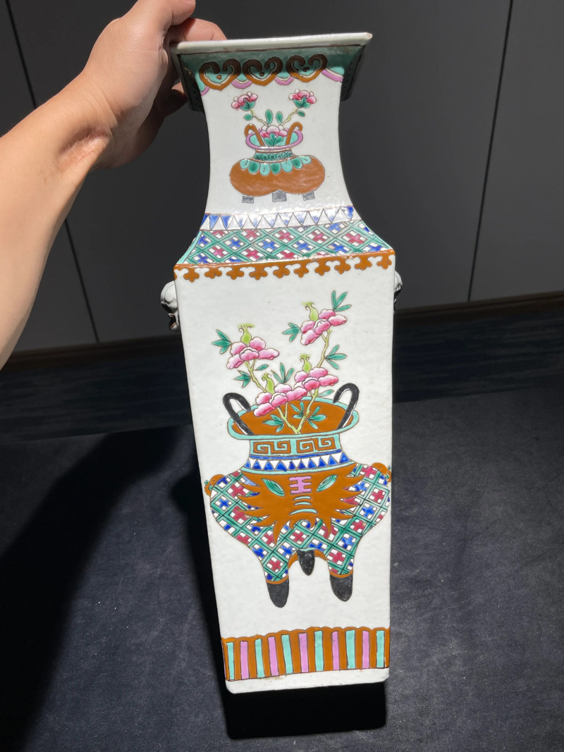 清晚期 粉彩博古插花纹双耳方瓶 - 图4