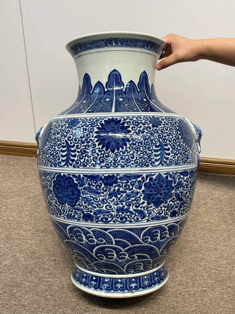 清晚期 仿乾隆青花缠枝莲纹大铺首尊 - 图2