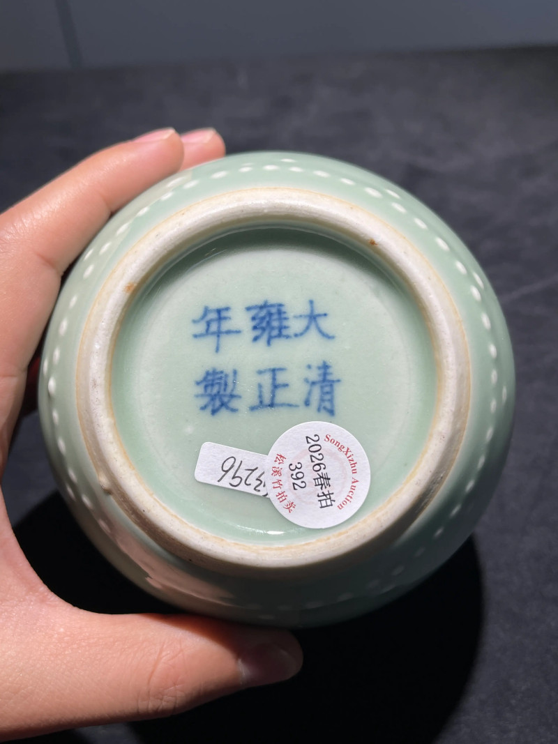 清晚期 豆青釉暗刻团凤纹橄榄尊 - 图7