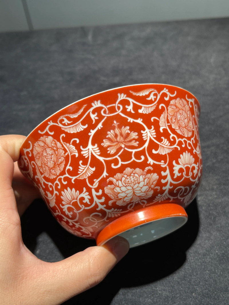 清乾隆 盖雪红缠枝莲纹碗 - 图3