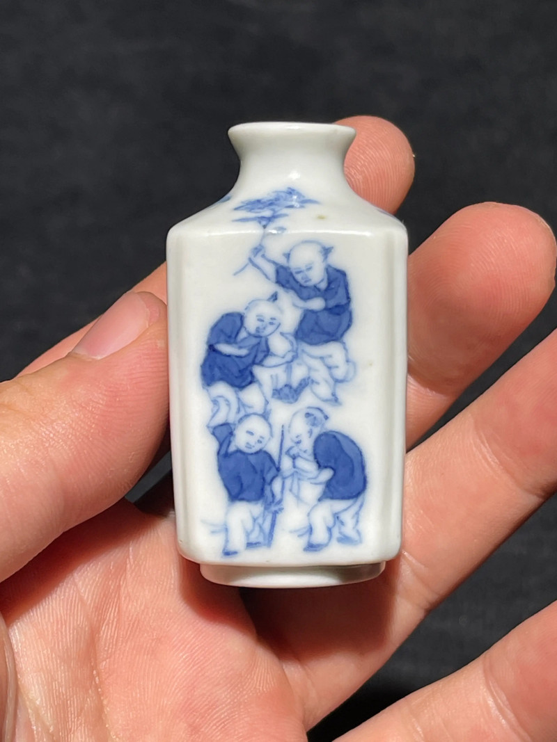 清道光 青花婴戏纹四方倭角鼻烟壶 - 图2