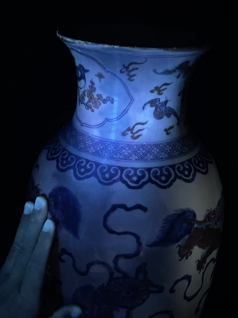 清乾隆 青花釉里红狮子绣球纹观音瓶 - 图19