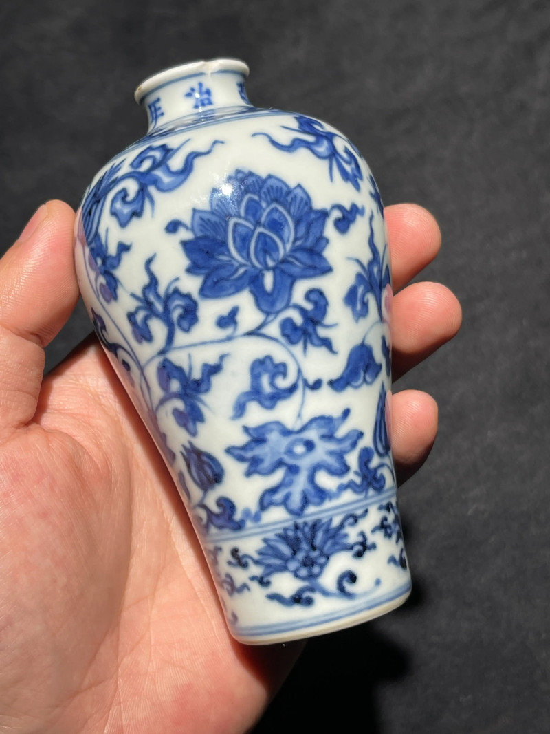 清雍正 青花缠枝花卉纹梅瓶 - 图4