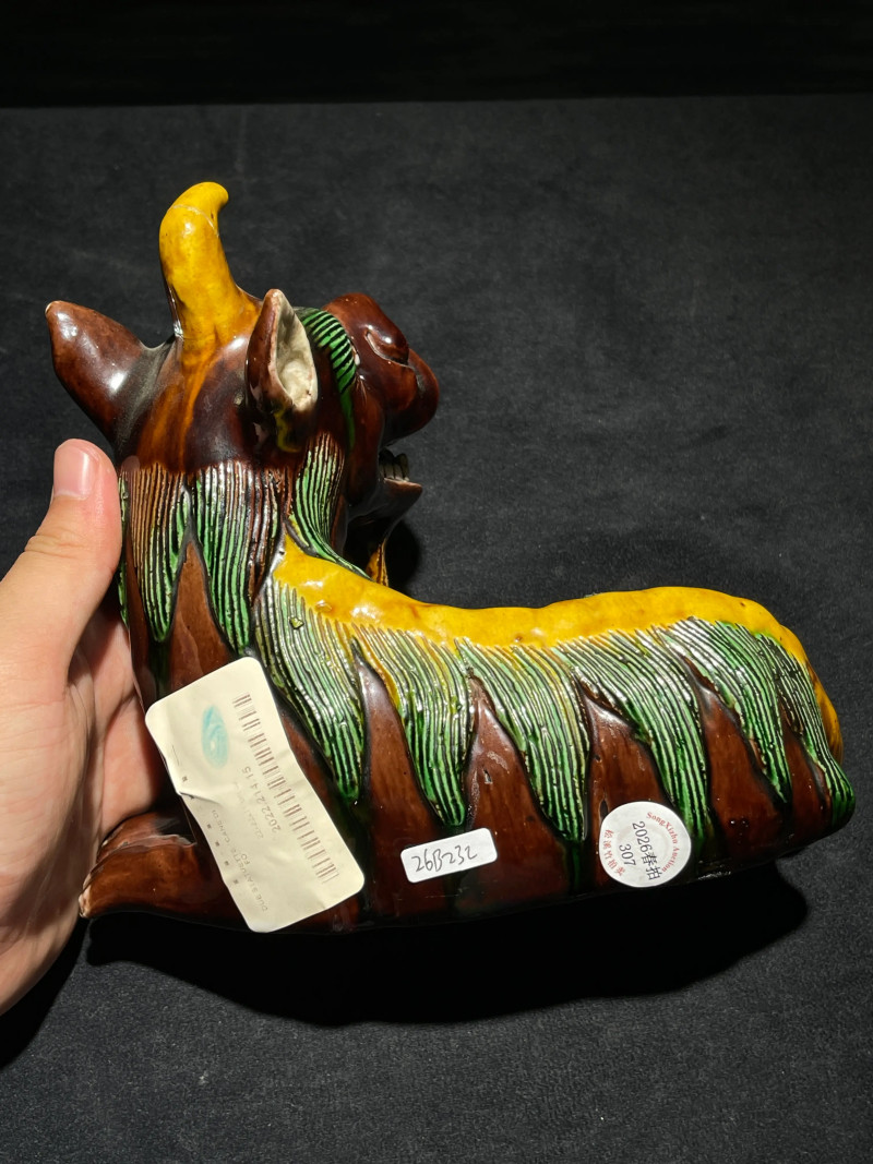 清中期 素三彩獬豸瓷塑一对 - 图15