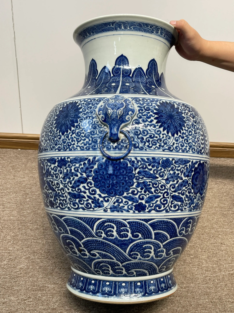 清晚期 仿乾隆青花缠枝莲纹大铺首尊 - 图3