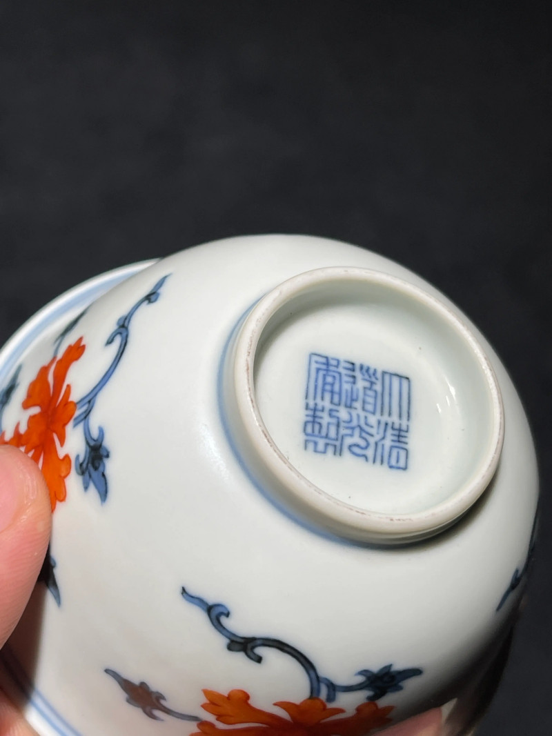 清道光 青花矾红花卉纹杯 - 图6