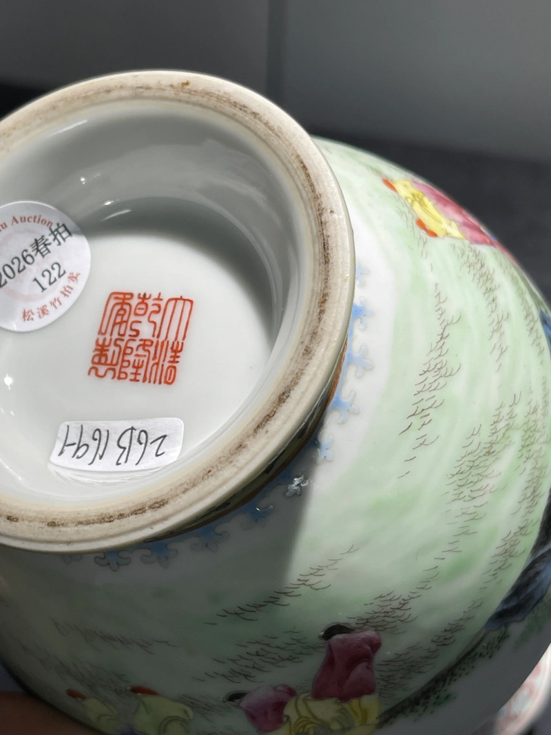 民国 粉彩婴戏纹双耳瓶一对 - 图13