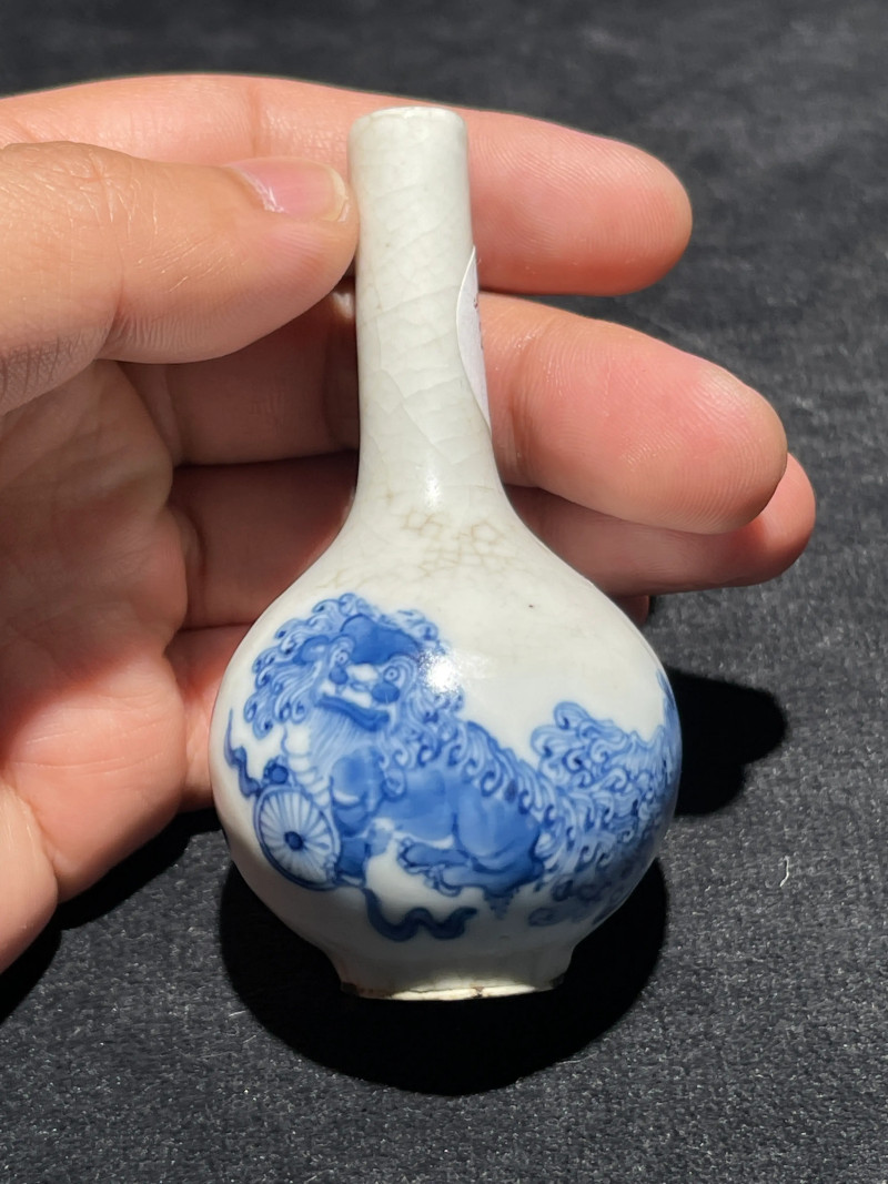 清晚期 浆胎青花狮子纹小天球瓶一对 - 图2