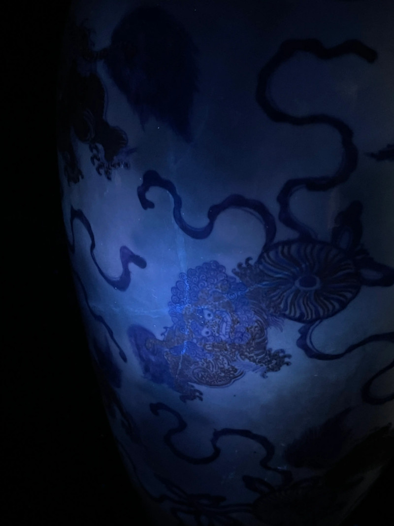 清乾隆 青花釉里红狮子绣球纹观音瓶 - 图20
