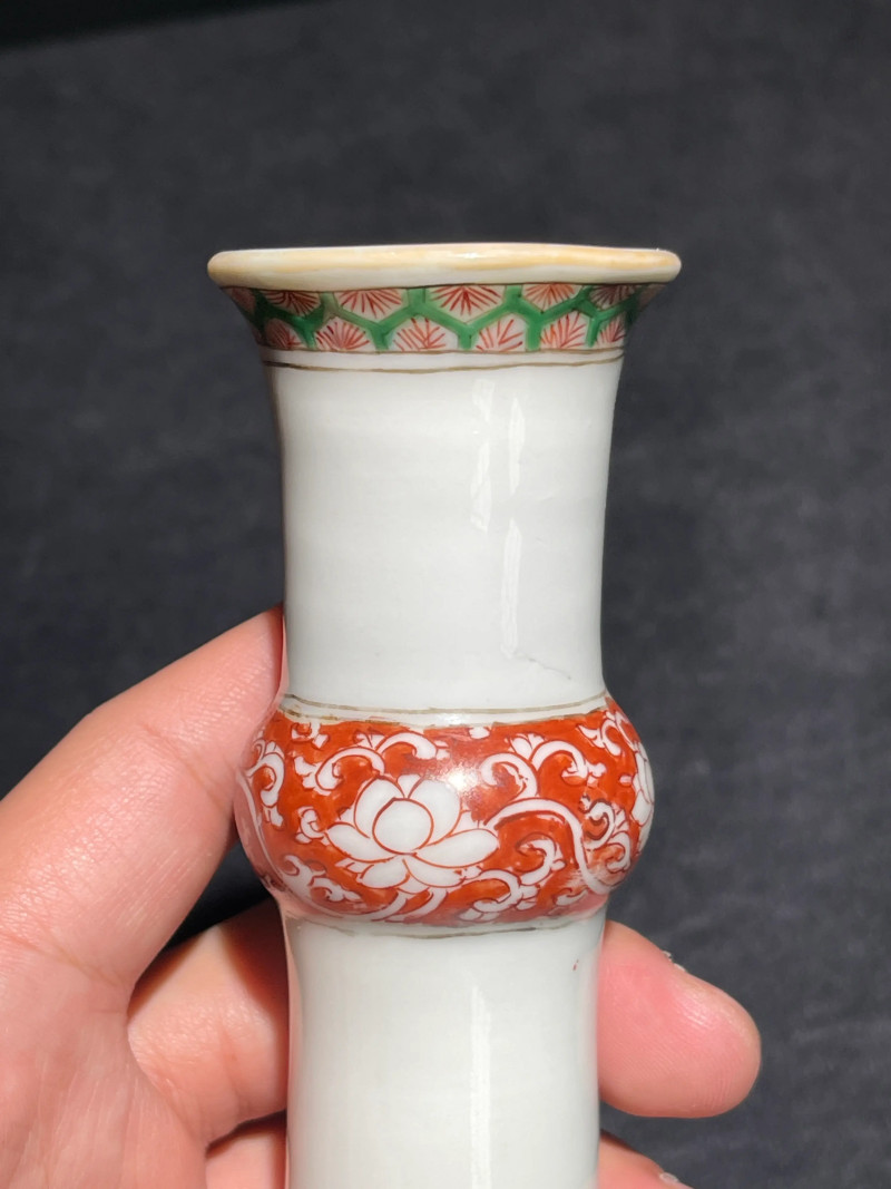 清康熙 五彩狮子纹蒜头瓶 - 图5