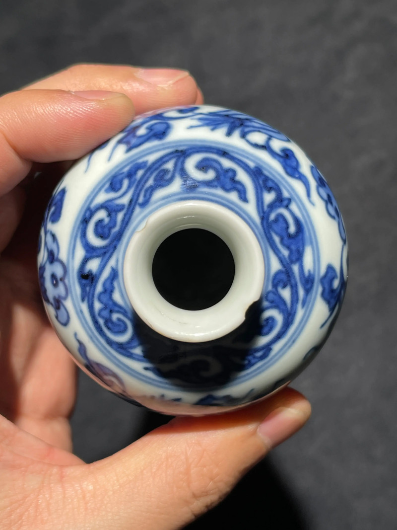 清雍正 青花缠枝花卉纹梅瓶 - 图5