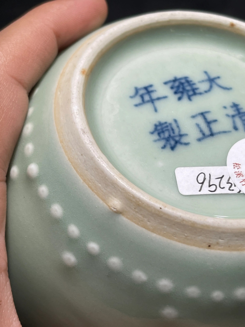 清晚期 豆青釉暗刻团凤纹橄榄尊 - 图9