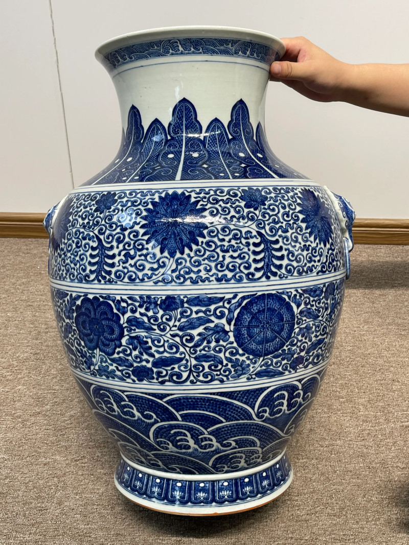 清晚期 仿乾隆青花缠枝莲纹大铺首尊 - 图4