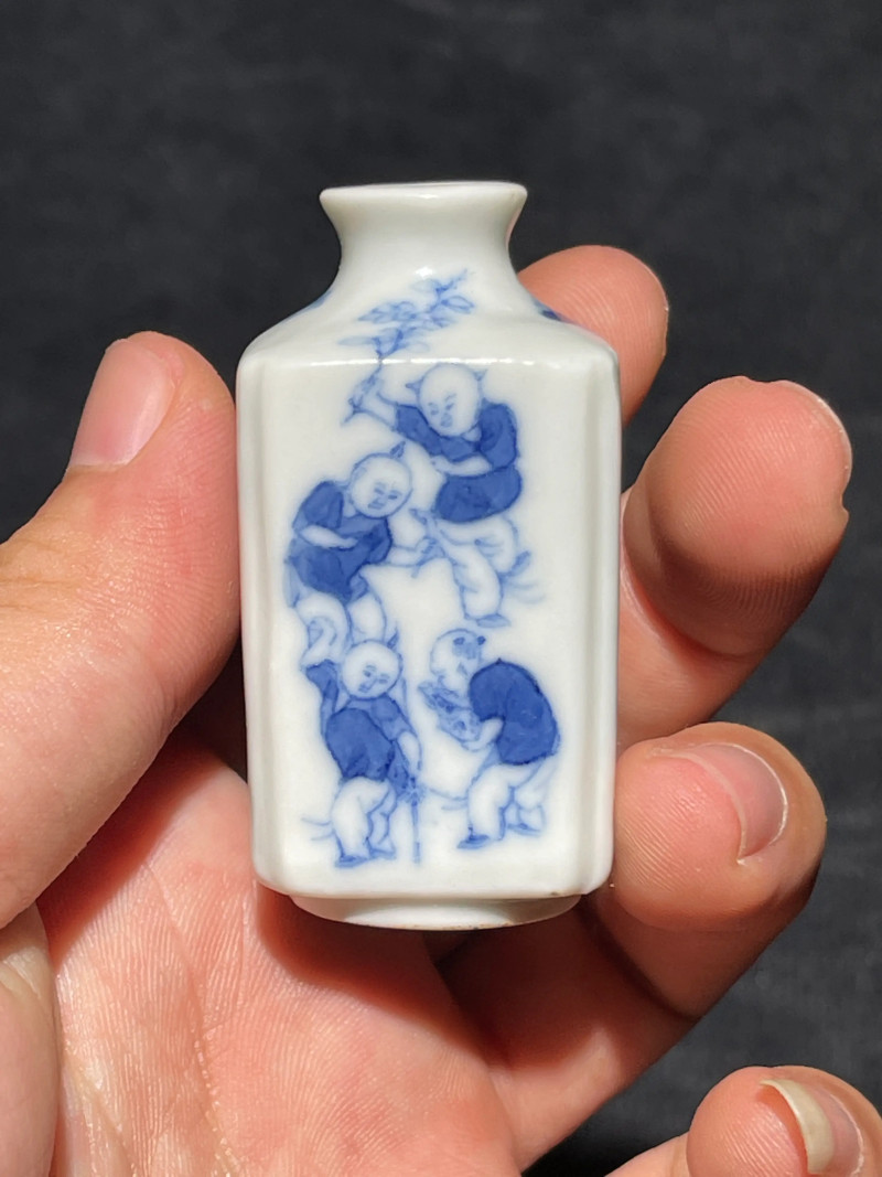 清道光 青花婴戏纹四方倭角鼻烟壶 - 图4