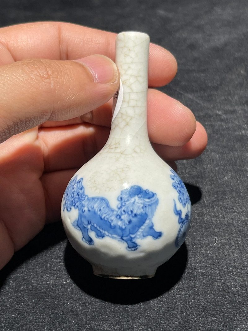清晚期 浆胎青花狮子纹小天球瓶一对 - 图3