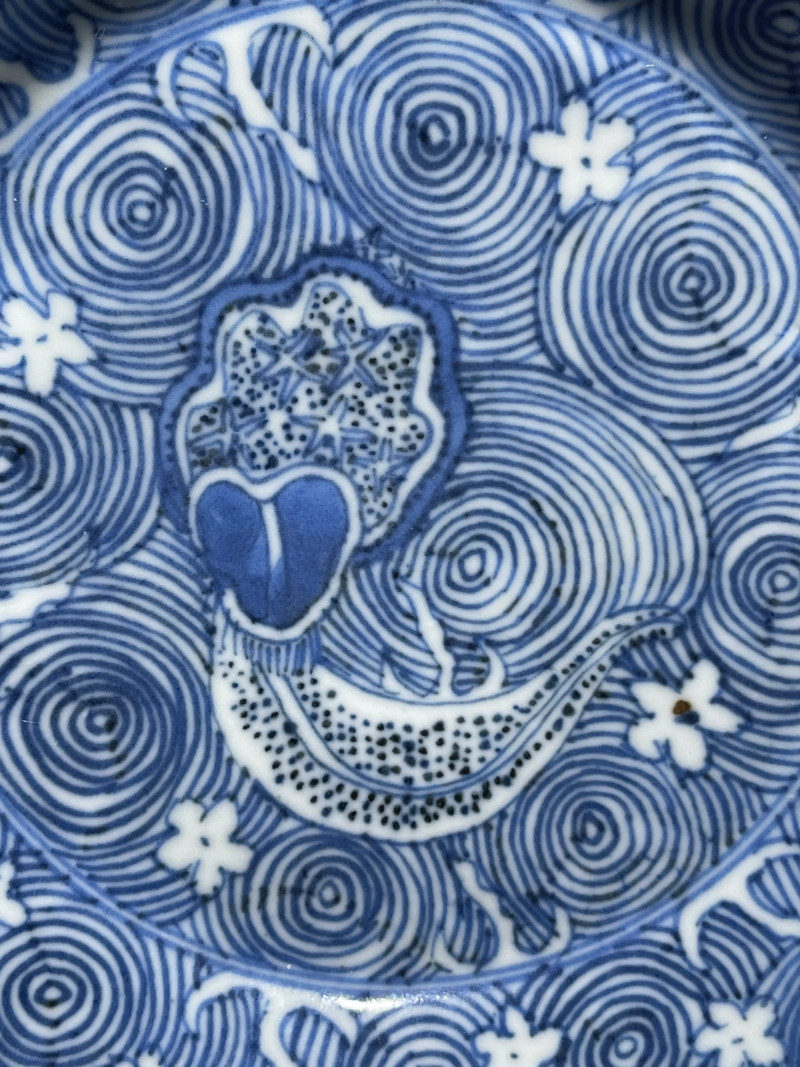 清早期 青花落花流水纹花口盘一对 - 图3