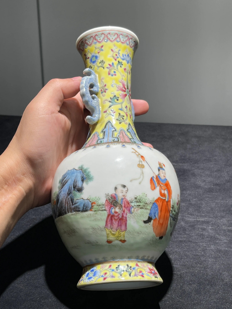 民国 粉彩婴戏纹双耳瓶一对 - 图15